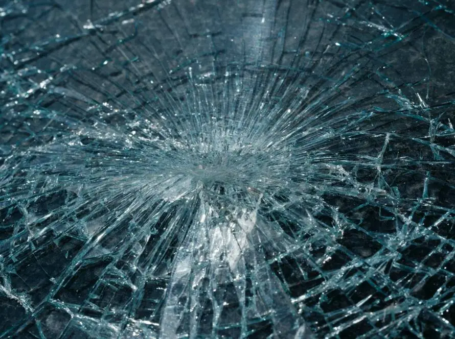 Verre brisé illustrant un dommage relevant de la responsabilité civile
