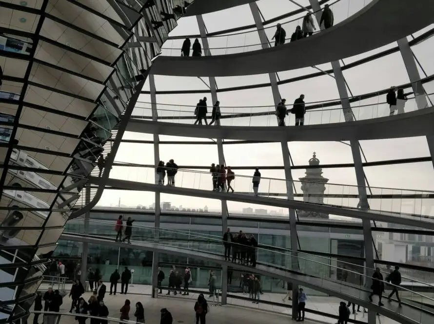 Immeuble professionnel illustrant le droit des affaires