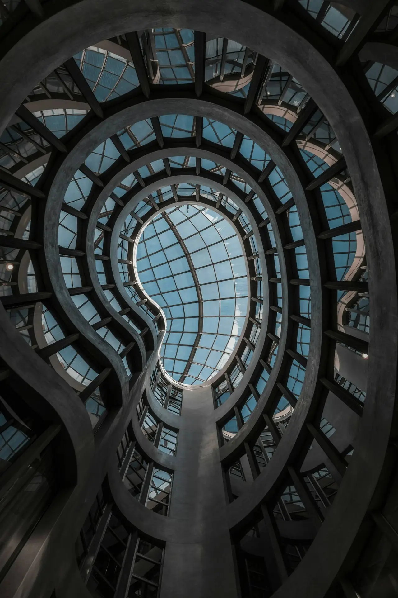 Escalier en spirale sous une verrière