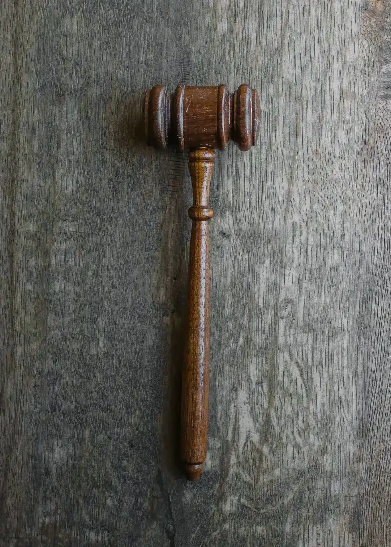 Marteau de juge sur un fond de bois
